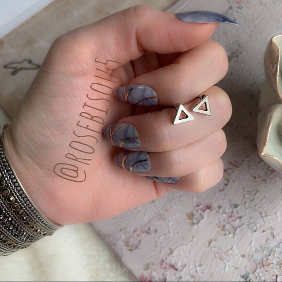 💋🆕Open Triangle Silver Stud Earrings - Picture 5 of 7